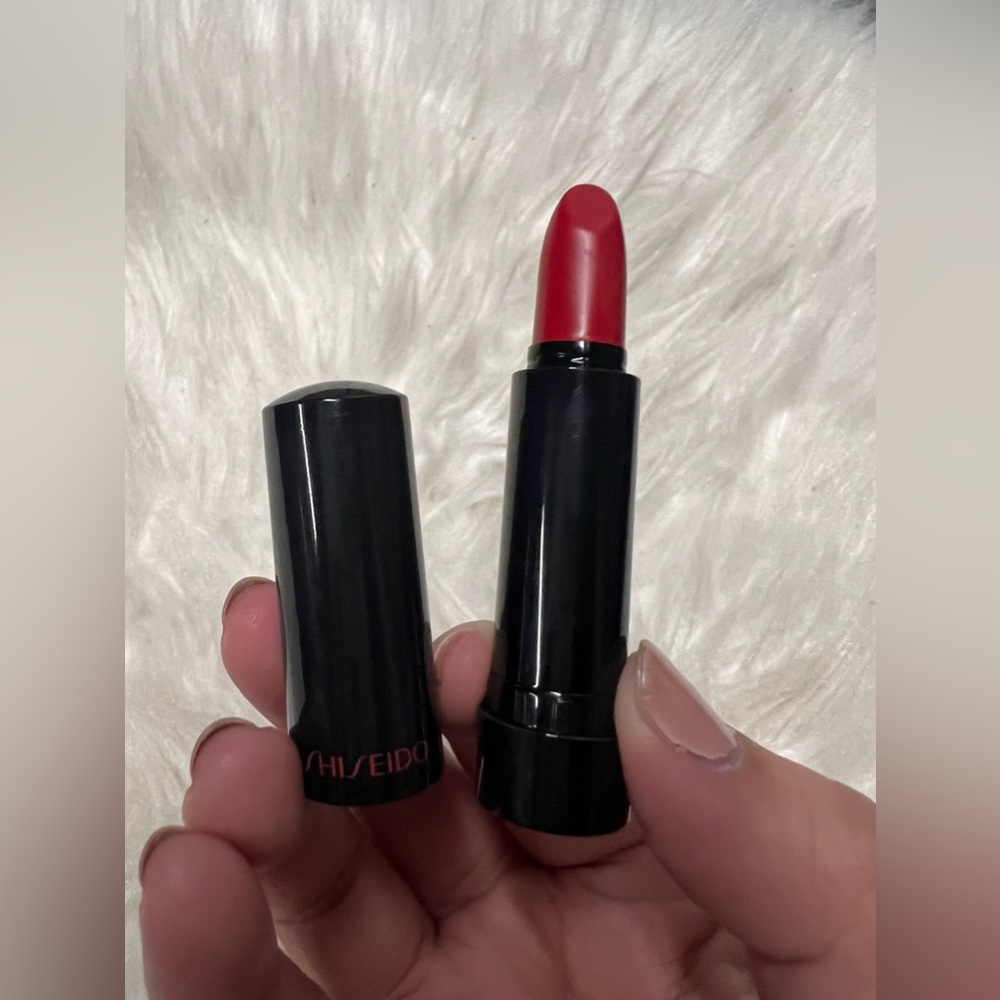 Shiseido ModernMatte Powder Lipstick Exotic
Red Travel Size